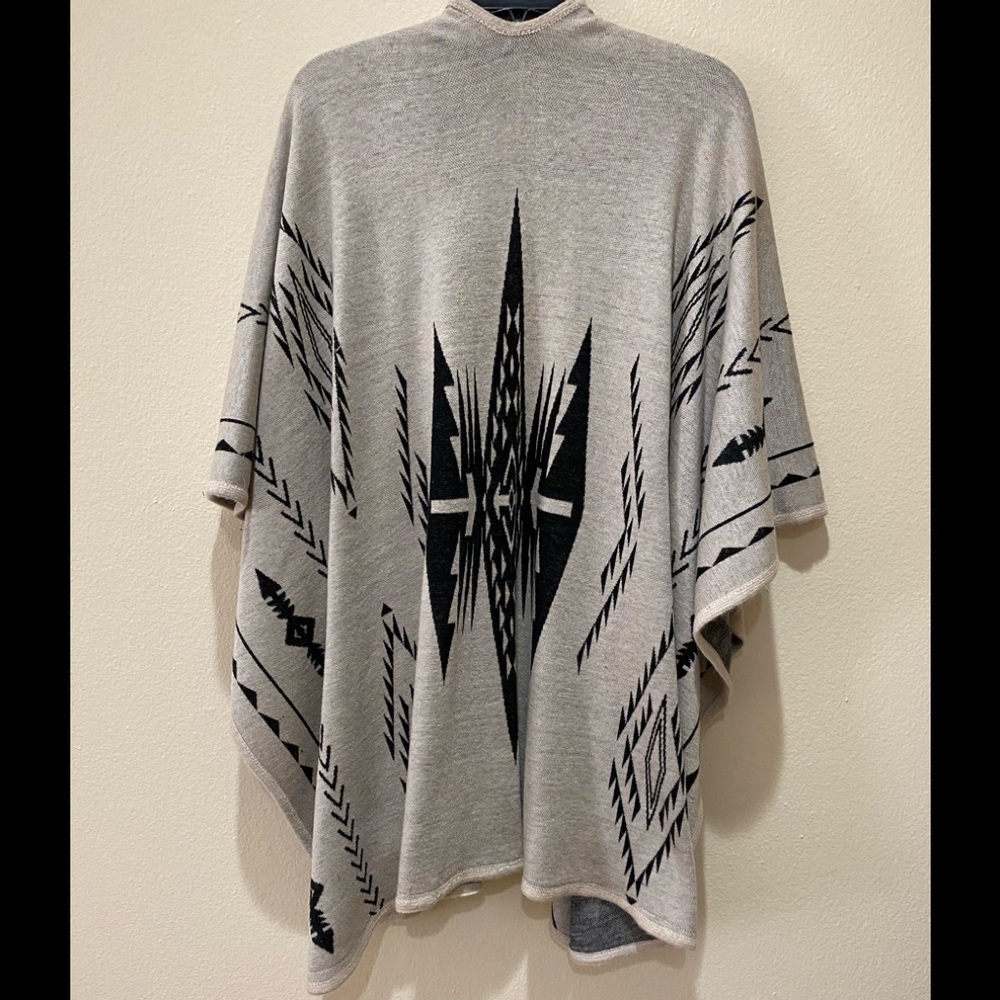 Francesca’s Black & Cream Poncho Size OS